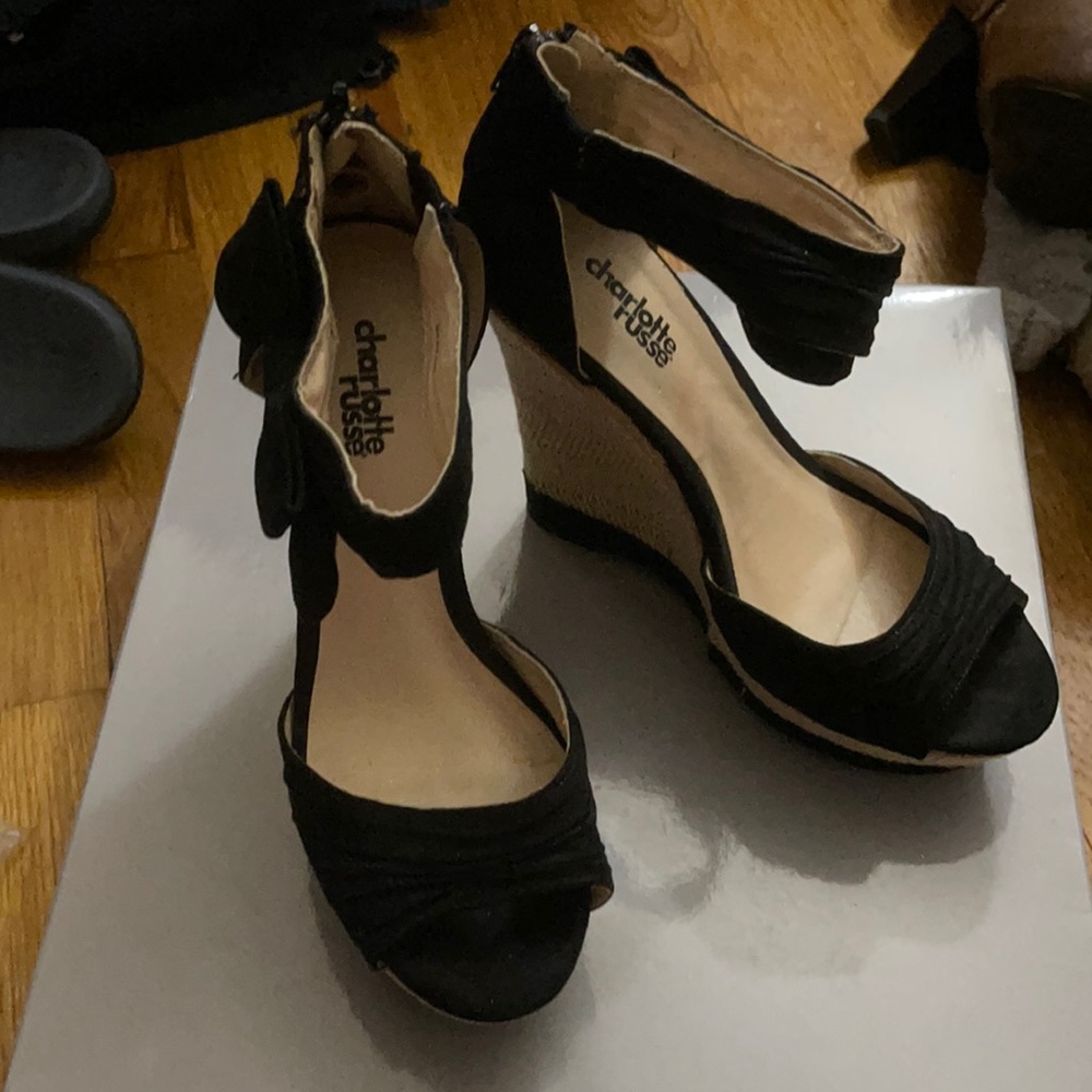 Bow tie wedge sandals